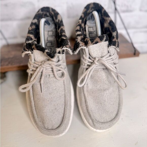 Hey Dude Womens Size 9 Britt Cream Cheetah Lace Up Shoes - Picture 2 of 8